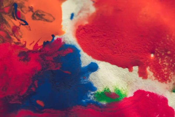 beyaz kağıt makro üzerinde parlak renklerin soyut noktalar sıçrama