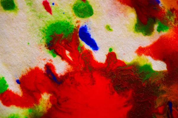 Manchas abstractas salpicaduras de colores brillantes en papel blanco macro — Foto de Stock