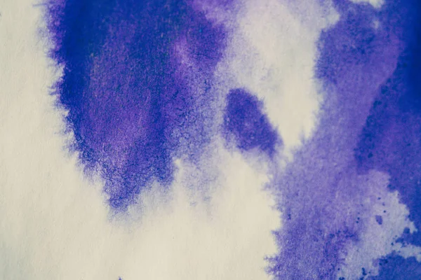 Mancha de tinta púrpura en una hoja de papel blanco, macro — Foto de Stock