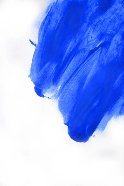 Мазки синьої фарби, зроблені пальцем — стокове фото