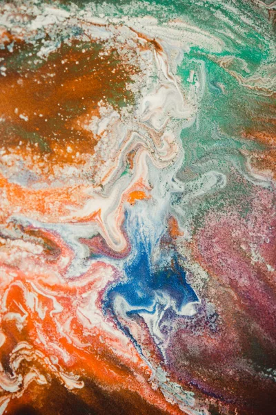 mürekkep renkleri beyaz bir arka plan üzerinde renkli yayılır