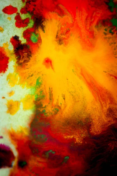 Torbellino vórtice se extiende colores de tinta de colores sobre un fondo blanco — Foto de Stock
