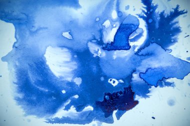 Sıçramalar, beyaz arka plan üzerinde kaotik mürekkep lekeleri