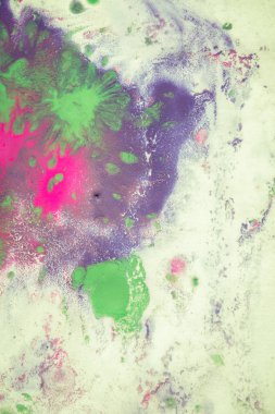 beyaz bir arka plan üzerine sıçrayan renkli lekeler