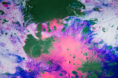 Çok renkli boya lekeleri, damlalar, sıçramalar, karıştırma. Soyut arka plan