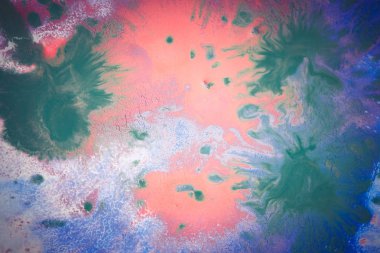 Çok renkli boya lekeleri, damlalar, sıçramalar, karıştırma. Soyut arka plan