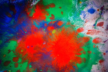 beyaz kağıt üzerinde kırmızı, yeşil, mavi patlayıcı duygusal damla