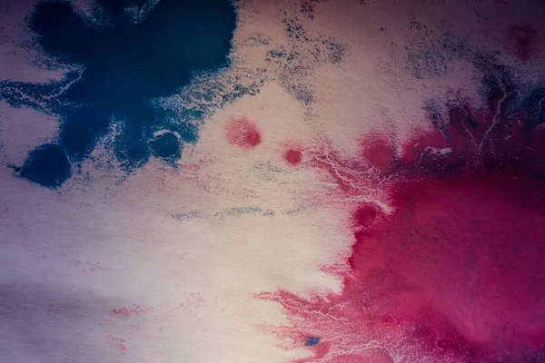 Manchas rosadas y azules fluidas sobre papel blanco — Foto de Stock