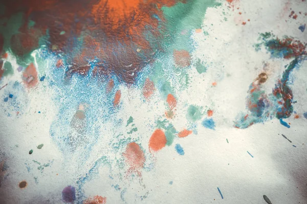 Manchas de colores salpicando sobre un fondo blanco — Foto de Stock