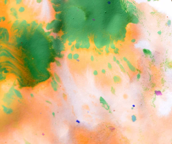 Fondo abstracto cálido rojo, amarillo, manchas de tinta naranja con gotas verdes — Foto de Stock