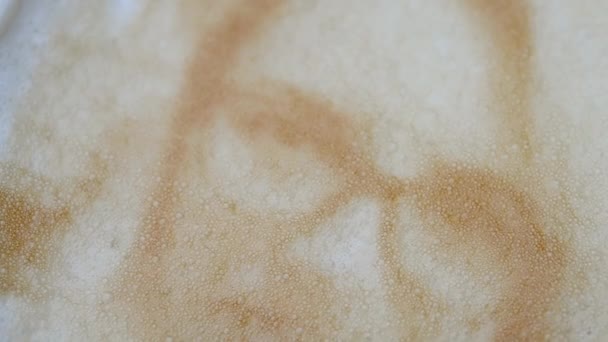 Рисунок лица женщины на кофе с пеной латте — стоковое видео