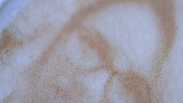 Tekening van een dames gezicht op een schuim koffie latte — Stockvideo