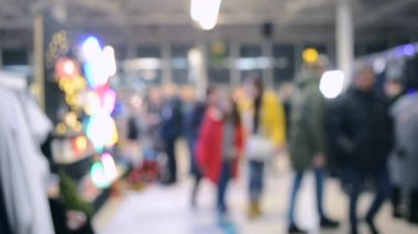 Birçok kişi aydınlatma ile alışveriş merkezi veya mağaza içinde yürümek.