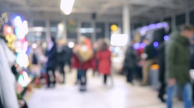 Birçok kişi aydınlatma ile alışveriş merkezi veya mağaza içinde yürümek.