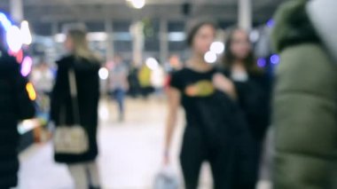 Birçok kişi aydınlatma ile alışveriş merkezi veya mağaza içinde yürümek.