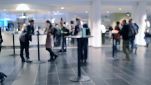 People are standing behind the counter in the amount of white hall. — Stock Video