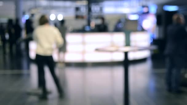 People are standing behind the counter in the amount of white hall. — Stock Video