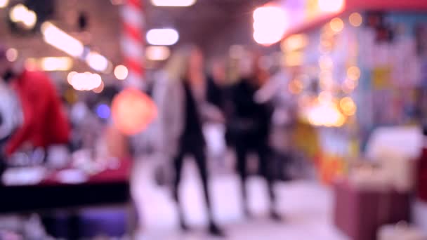Muitas pessoas caminham dentro do shopping ou loja com iluminação . — Vídeo de Stock