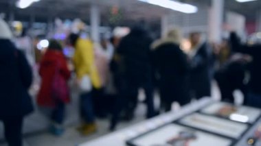 Birçok kişi aydınlatma ile alışveriş merkezi veya mağaza içinde yürümek.