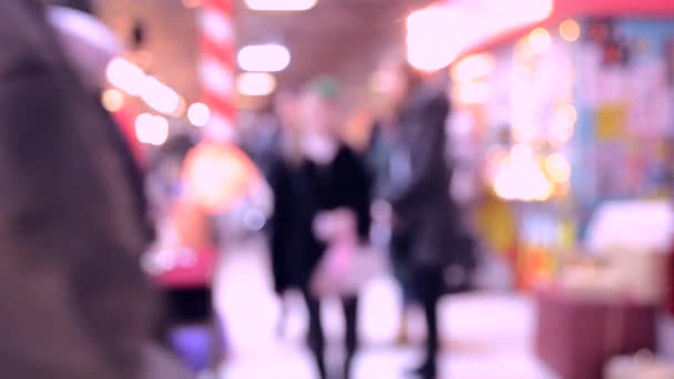Beaucoup de gens marchent à l'intérieur du centre commercial ou magasin avec éclairage . — Video