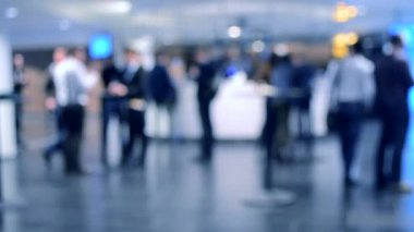 İnsanlar birbirleriyle iletişim kurarlar.