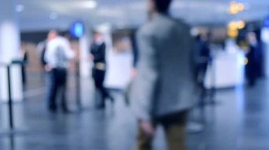 İnsanlar birbirleriyle iletişim kurarlar.