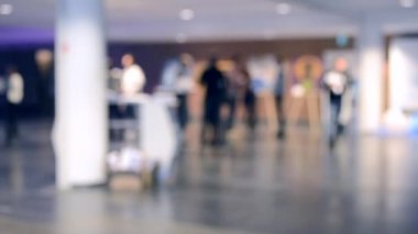 İnsanlar birbirleriyle iletişim kurarlar.