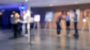 İnsanlar birbirleriyle iletişim kurarlar.