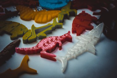 3d yazıcıya basılmış pek çok parlak renkli nesne düz yüzeyde yatıyor