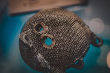 Metal 3d yazıcıya yakın çekimde yazdırılan nesne.