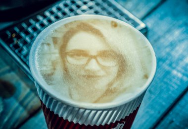 Köpük kahve latte üzerinde bir kadın yüz Çizim