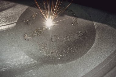 Metal için lazer sinterlama makinesi. Metal yazdıran 3B yazıcı.