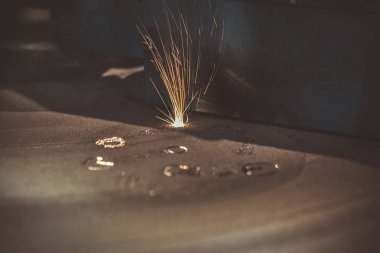 Metal baskı yapan 3D yazıcı. Metal için lazer sinterleme makinesi.