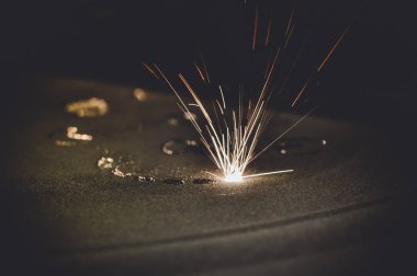 Metal, lazer etkisi altında istenen şekle dönüşür.