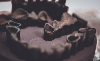 Isı tedavisinden sonra metal 3D yazıcıya yazdırılan nesne.