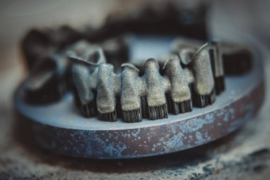 Isı tedavisinden sonra metal 3D yazıcıya yazdırılan nesne.