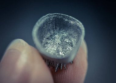 Metal 3d yazıcı makrosu üzerine basılmış küçük nesne.