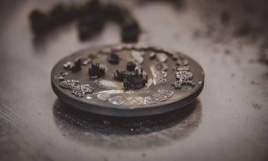 Metal için 3D yazıcıda diş kaplaması oluşturulduktan sonra disk