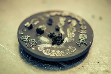 Metal için 3D yazıcıda diş kaplaması oluşturulduktan sonra disk