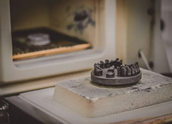 Object printed on metal 3d printer near the kiln for sintering after heat treatment synterization close-up. — Stock Photo, Image