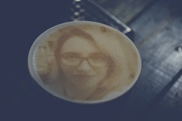 Drawing of womans face on foam coffee latte created by 3D coffe-print. — Stock Photo, Image