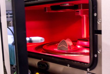 Metal tozundan metal yazıcıya basılmış nesne, çalışıyor..