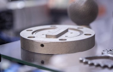 Metal tozundan metal 3D yazıcıya basılmış nesne.