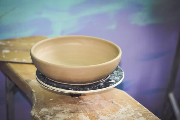 Ceramic clay products stand on the shelf close-up. — Stock Photo, Image