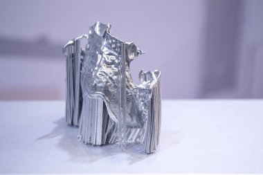 Lazer sinterleme makinesine basılmış diş kaplaması. Modern 3D yazıcı