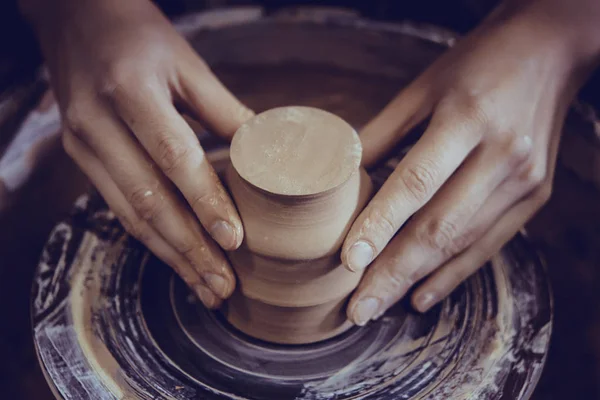 Creazione di prodotti ceramici di argilla bianca primo piano . — Foto Stock