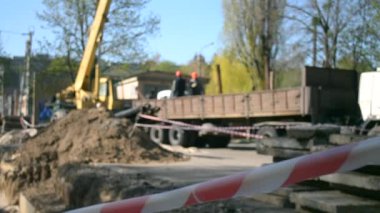 İnşaat vinç ile işçiler beton levhalar ile yeni su boruları kapağı