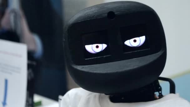 Roboter bewegt Kopf und blinzelt mit den Augen — Stockvideo