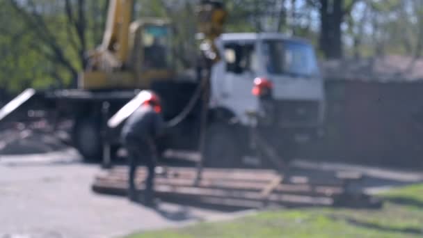Trabajadores con grúa de construcción cubren nuevas tuberías de agua con losas de hormigón — Vídeos de Stock