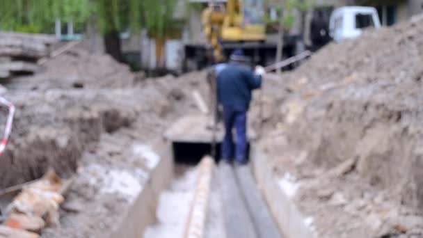 Trabalhadores com guindaste de construção cobrir novos tubos de água com lajes de concreto — Vídeo de Stock
